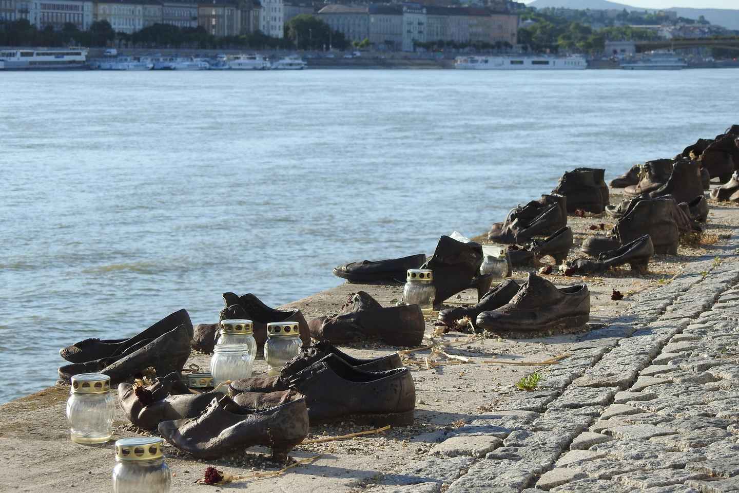 Budapest: Walking Tour to the Shoes Memorial and Parliament