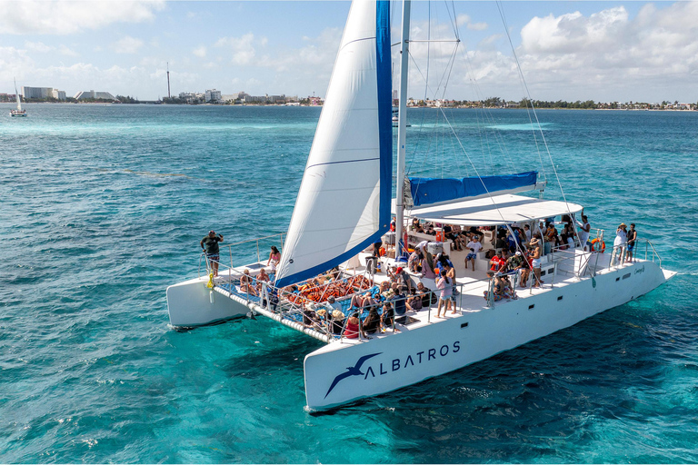 Van Riviera maya; catamaran alleen voor volwassenen naar isla mujeres