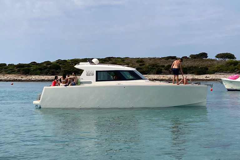 Au départ de Split : tour en bateau des 5 îles et de la grotte bleueVisite d&#039;une jounée de luxe, de Split à la Grotte Bleue et 5 îles