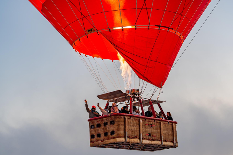 Qatar: Sunrise Hot Air Balloon Experience above Doha Private - Upto 3 People
