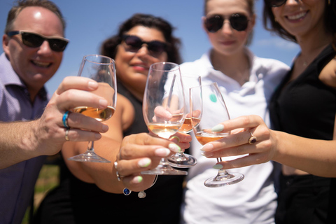 Cataratas del Niágara: tour guiado por bodega con cata y recogidaCataratas del Niágara: visita guiada a una bodega con cata y recogida