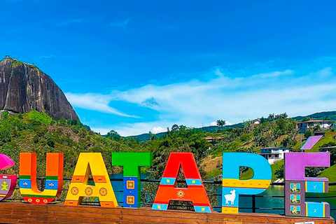 Guatape : tour a granja, piedra, pueblo y paseo en barco.