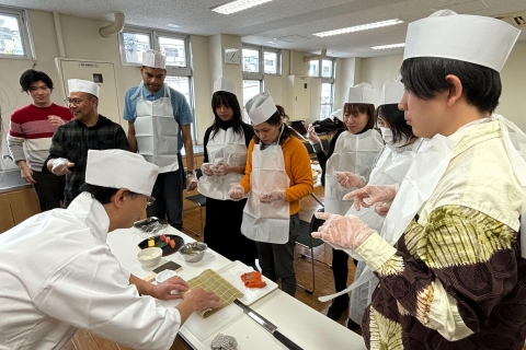 Tokio: Workshop sushi maken en sushimeester worden in TsukijiSushi workshop