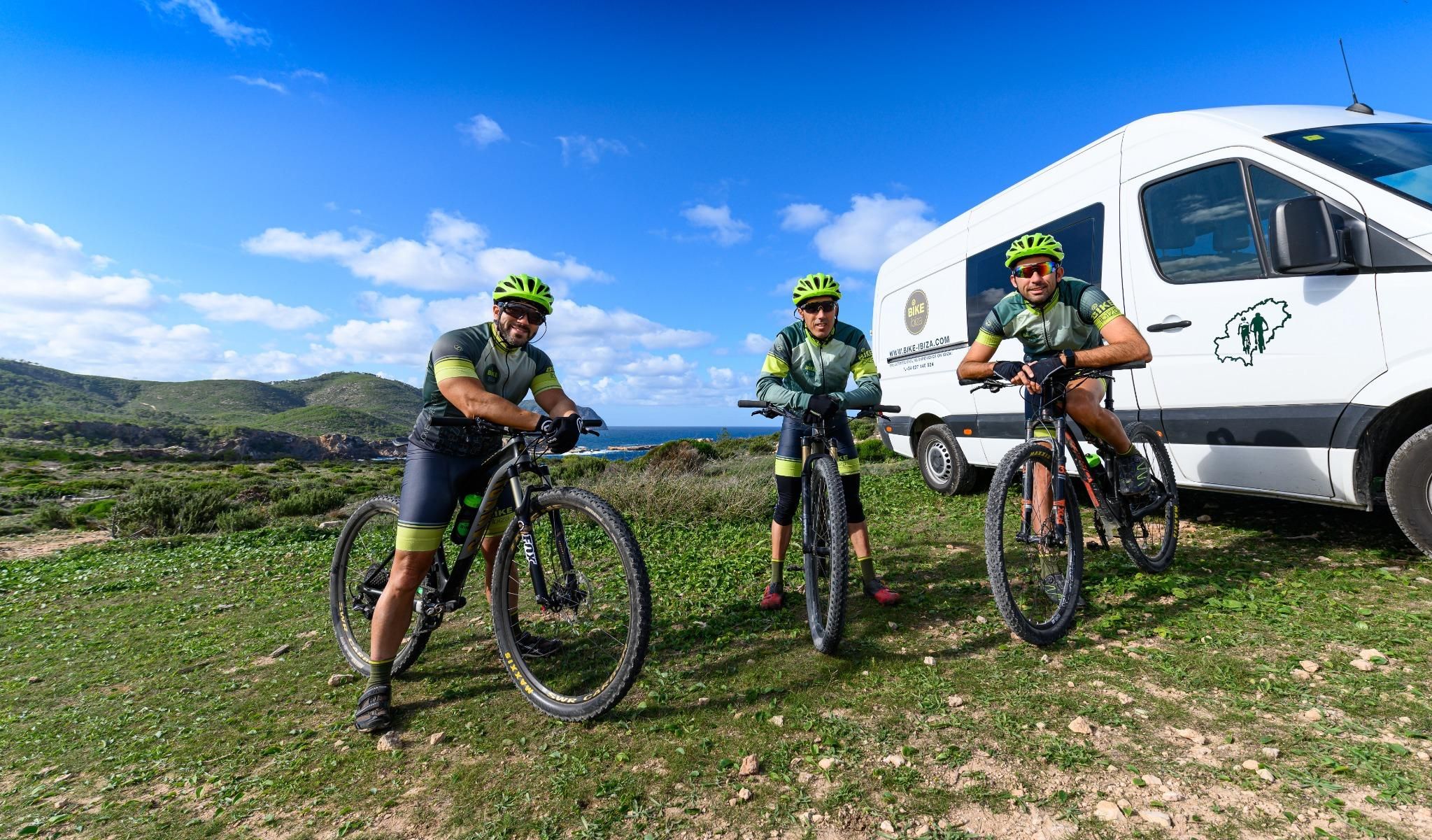 Cala Pada: Geführte E-Mountainbike-Tour zu versteckten Buchten und Pinienwäldern.