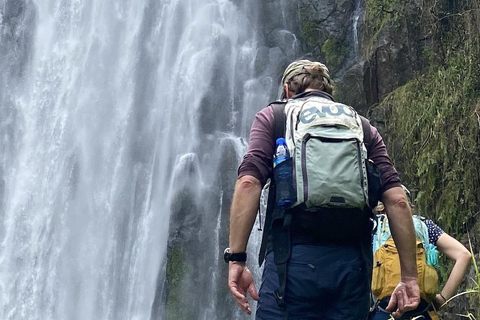 Excursion d'une journée aux chutes d'eau, au café et aux sources d'eau chaude de Materuni