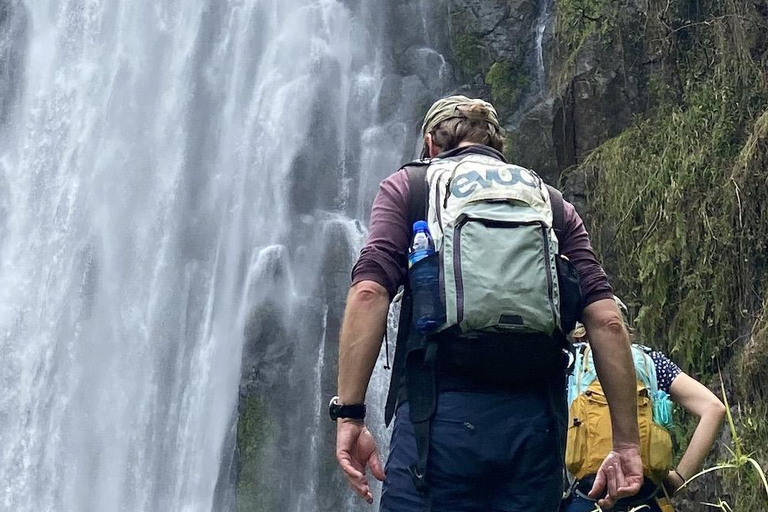 Excursion d'une journée aux chutes d'eau, au café et aux sources d'eau chaude de Materuni