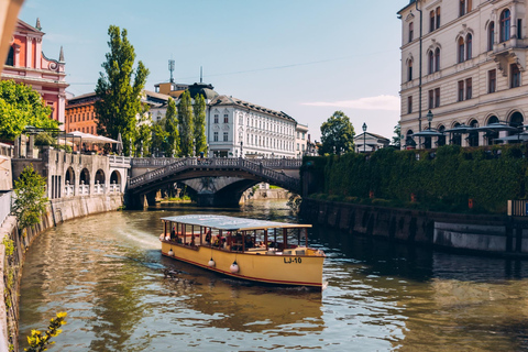 Ljubljana: Holiday Lights Boat Cruise with Mulled Wine