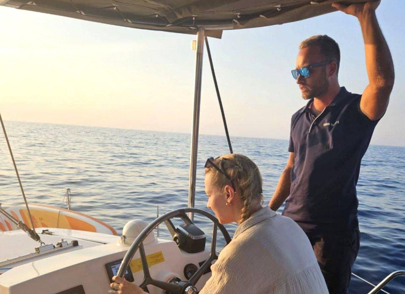 Hersonissos: Krydstogt med katamaran i solnedgang med snacks og drinks