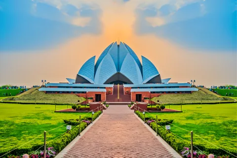 Delhi: Private Spiritual Sites Car Tour with Lunch and Entry