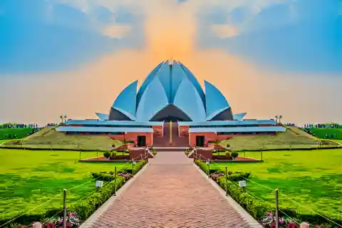 Delhi: tour privato in auto dei siti spirituali con pranzo e ingresso