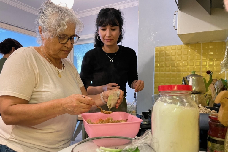 Cours de cuisine végétalienne à Istanbul avec une mère et sa fille locales