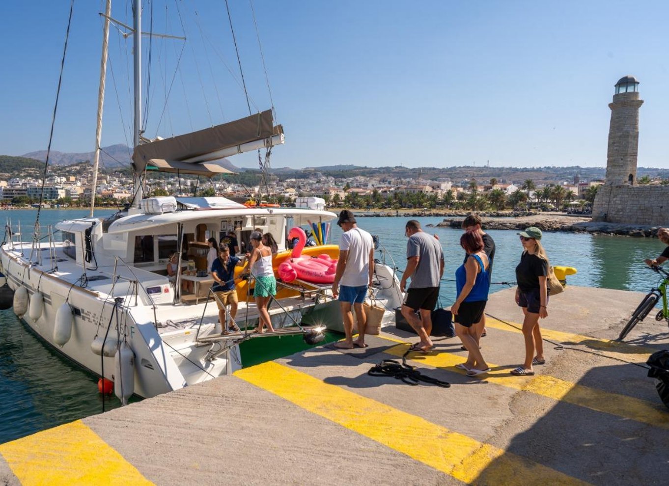 Rethymno: Katamaransejltur ved solnedgang – sushi og fri bar