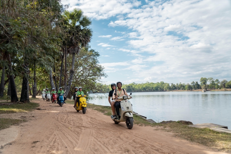 Siem Reap: Angkor Twilight & Boat Vespa Adventure