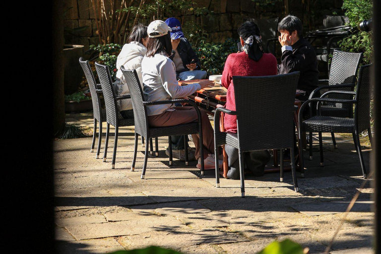 Hangzhou: Tai Chi Class and Ancient Streets Walking Tour