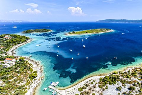 Split: Błękitna Laguna, wrak statku oraz Trogir – półdniowy rejs łodzią
