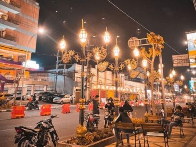 Malang: Private Night Tour with Dinner & Rooftop Views
