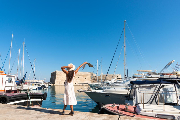 Heraklion: Private Photoshoot in Old Town and Harbour Premium: 50 photos | 60 mins