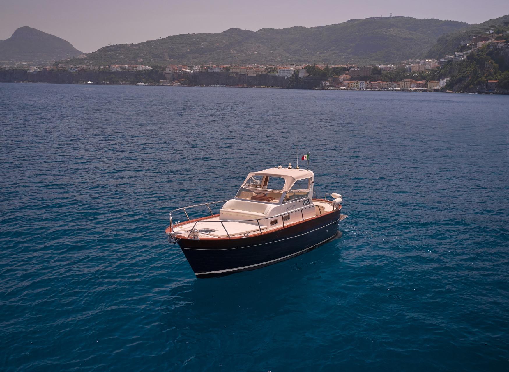 Procida vom Meer aus: private Bootstour mit Abfahrt von Neapel
