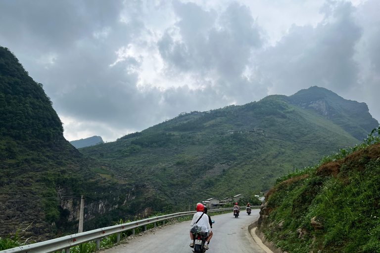 Från Hanoi: 4-dagars Ha Giang Loop Car Tour Plus redigerad video