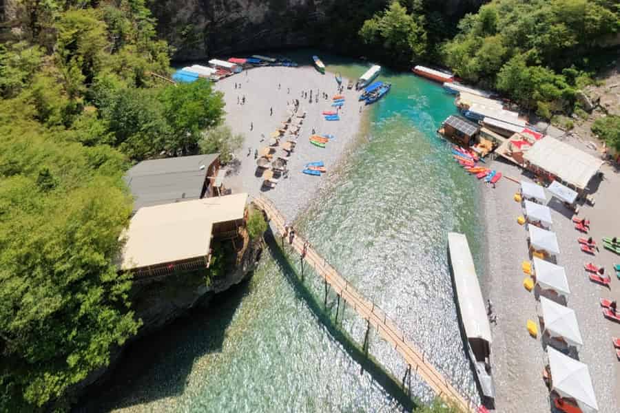 Ab Shkodra: Tagestour zum Komani-See und zum Fluss Shala. Foto: GetYourGuide Ab Shkodra: Tagestour zum Komani-See und zum Fluss Shala. Foto: GetYourGuide