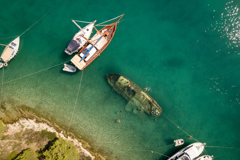 Trogir: Naufragio - Tour en barco con todo incluido por la Laguna AzulTrogir: Crucero Naufragio-Laguna Azul-Eslatina Todo Incluido