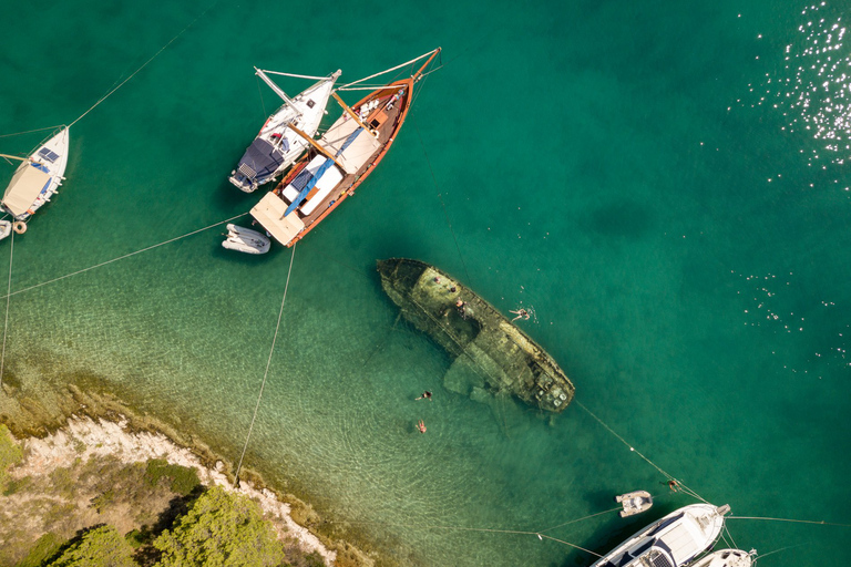 Trogir: Naufragio - Tour en barco con todo incluido por la Laguna AzulTrogir: Crucero Naufragio-Laguna Azul-Eslatina Todo Incluido