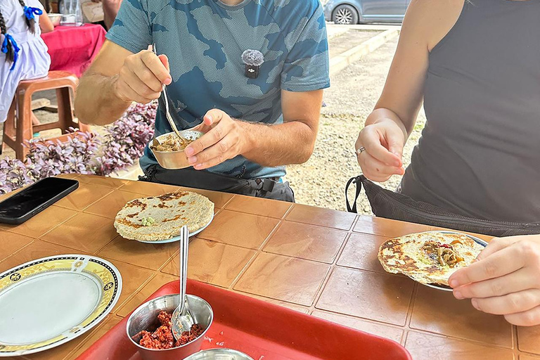 Colombo: Sri Lankan Street Food Lovers Evening Tour by Local