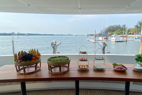 Krabi: Luxuriöse Sonnenuntergangsfahrt zu 4 Inseln mit einem Power-Katamaran