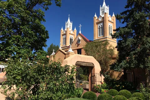 Albuquerque's Timeless Wonders: From Plazas to Museums