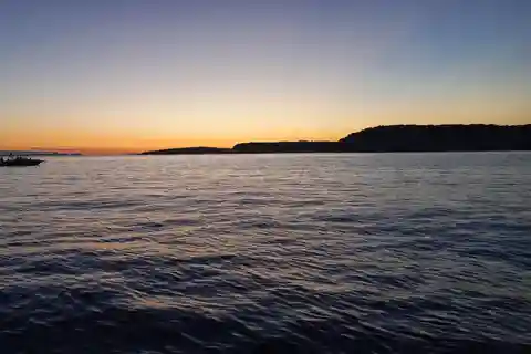 Minorque : la parfaite excursion en bateau sur la côte sud au coucher du soleil