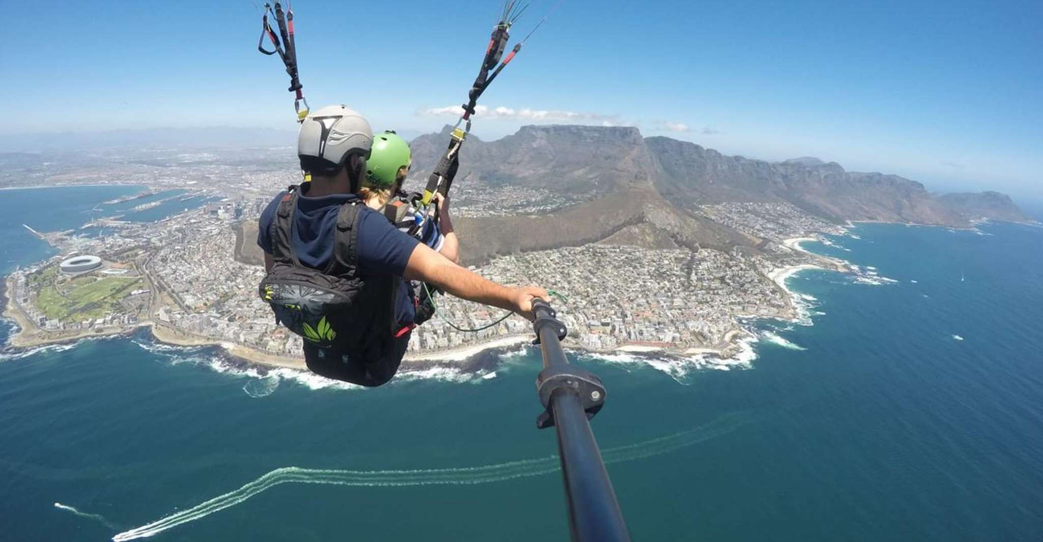Kapstadt, Tandem Paragliding mit Blick auf den Tafelberg - Hizvo