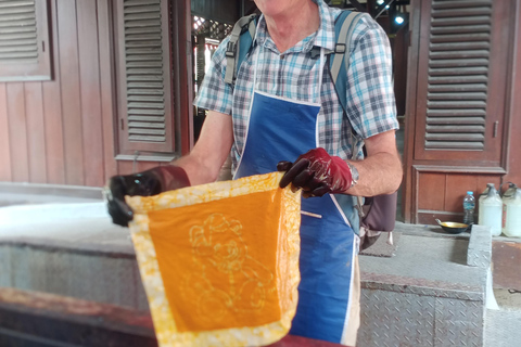 Jakarta: Guided City Tour with Batik Workshop & Entry Ticket