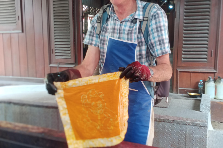Jakarta: Guided City Tour with Batik Workshop & Entry Ticket