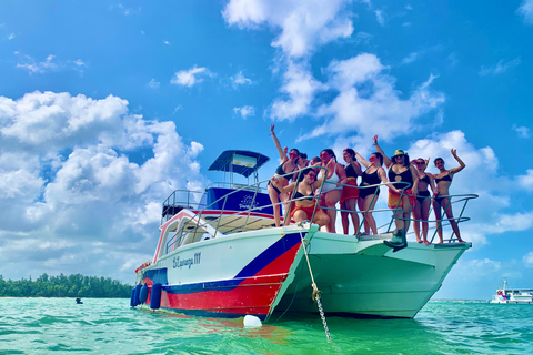 Catamarán privado Crusie, snorkel, almuerzo y tobogán acuáticoVisita privada exclusiva sólo para ti y tu grupo de hasta 95 personas