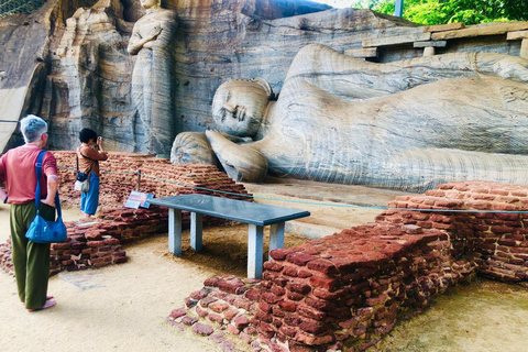 Polonnaruwa: Ancient City Sightseeing Guided Tour