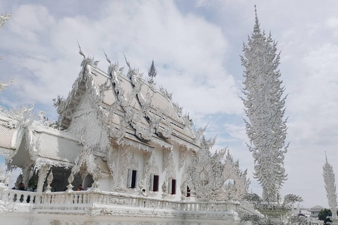 Excursión a los templos rojo, azul y blanco y a las aguas termales desde Chaing MaiTemplos rojos, azules y blancos y viaje a aguas termales desde Chaing Mai