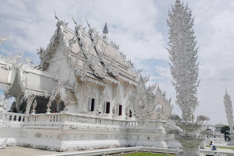 Excursión a los templos rojo, azul y blanco y a las aguas termales desde Chaing MaiTemplos rojos, azules y blancos y viaje a aguas termales desde Chaing Mai