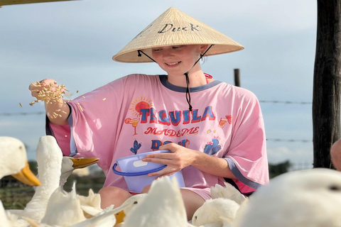 Hoi An: Tra Que Village, Duck Stop, and Sunset Bike Tour