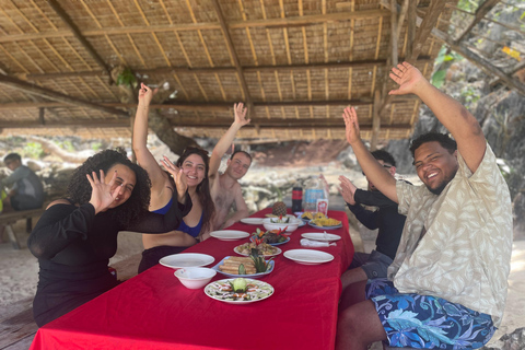 Coron Boat Rental With Buffet Lunch and Tour Guide