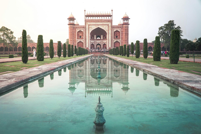 Agra: Visita sin colas al Taj Mahal al amanecer y al Fuerte de AgraRecorrido privado con conductor, coche, comida, entrada y guía turístico