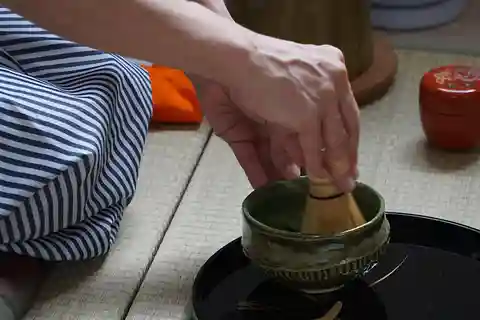 Osaka : Cérémonie du thé et atelier de fabrication d'un bol de thé Matcha