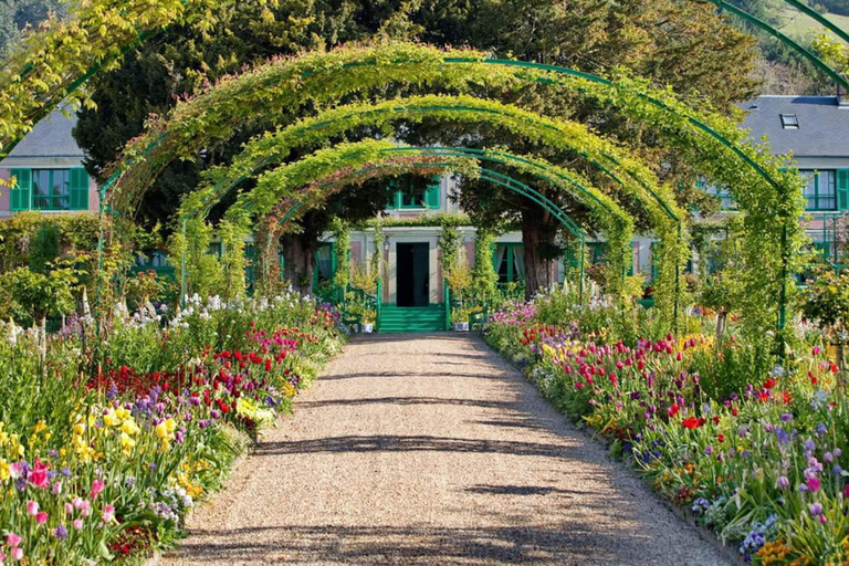Van Gogh & Monet Villages: Full-Day Tour from Paris