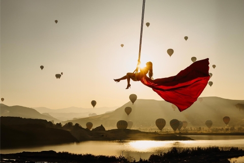 Cappadocië: Foto maken met Swing bij uitzicht op luchtballon