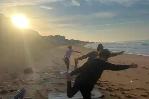 Albufeira: Zonsopgang strandyoga met een instructeur