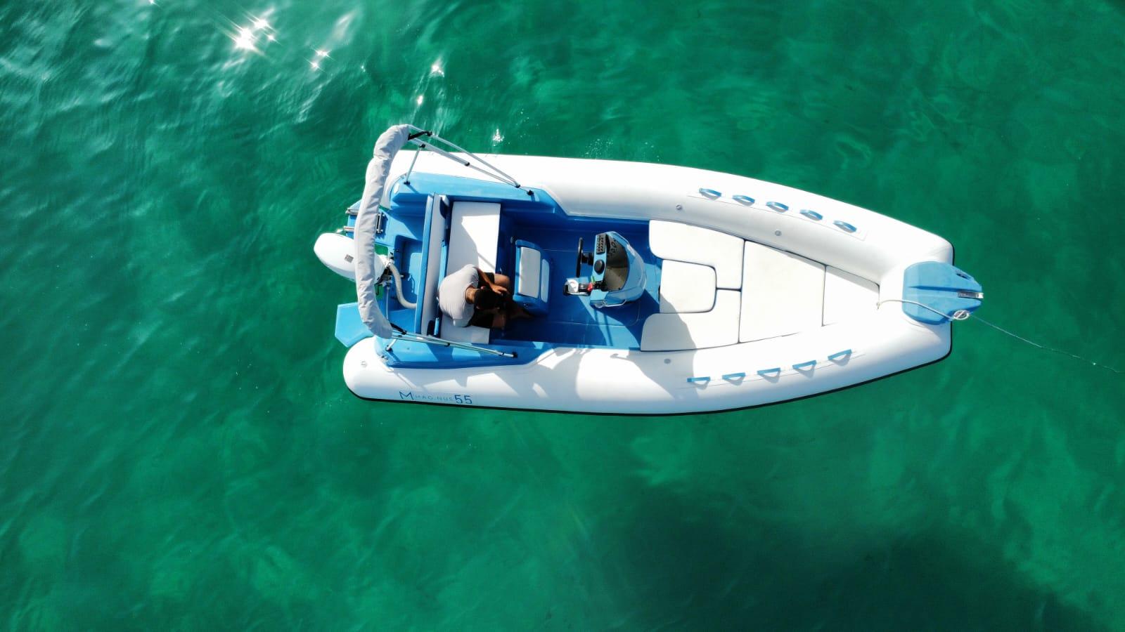 Fahren Sie selbst das Schlauchboot zwischen Tavolara, Maddalena und der Costa Smeralda