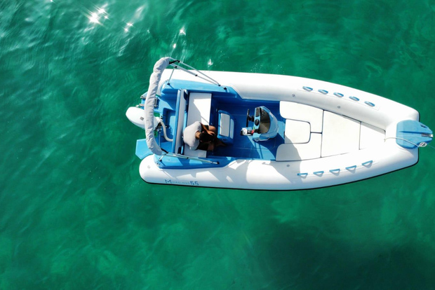 Você pilota o barco entre Tavolara, Maddalena e a Costa Esmeralda