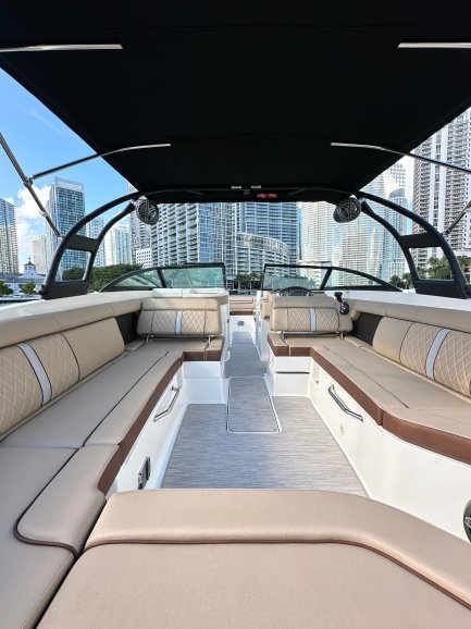 Miami: Tour privato in barca di 29&#039; Sundeck Coastal Highlights