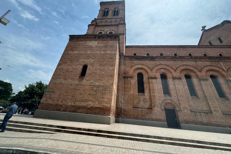 Medellin: Comuna 13 Graffiti Tour with Cable Car Ride