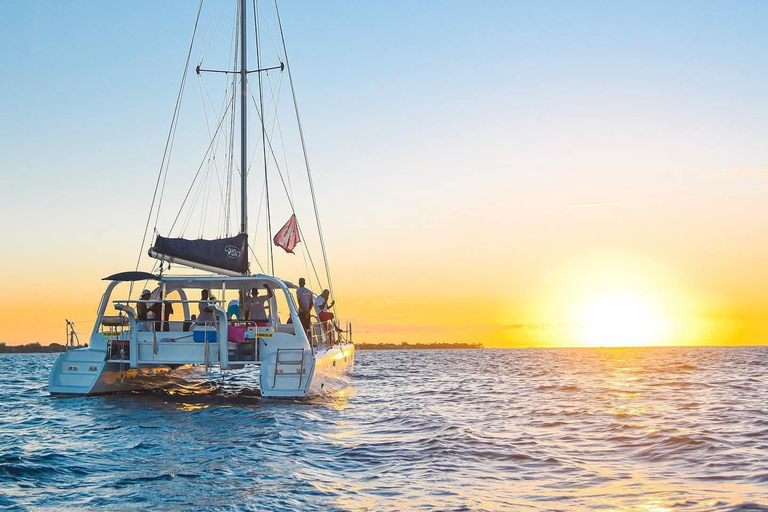Mauritius: Full Day Catamaran Cruise with Lunch