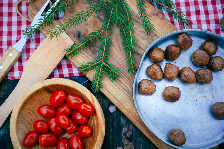 Stockholm: Vandring, utomhusmatlagning och kallvattenflytningPickup from Stockholm - drop-off Vaxholm